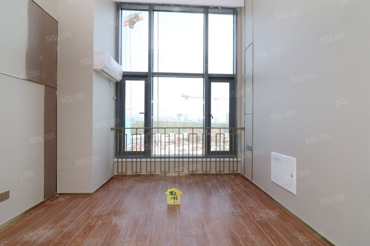 世茂智慧之门 奥体板块的loft公寓 房东诚心出售的