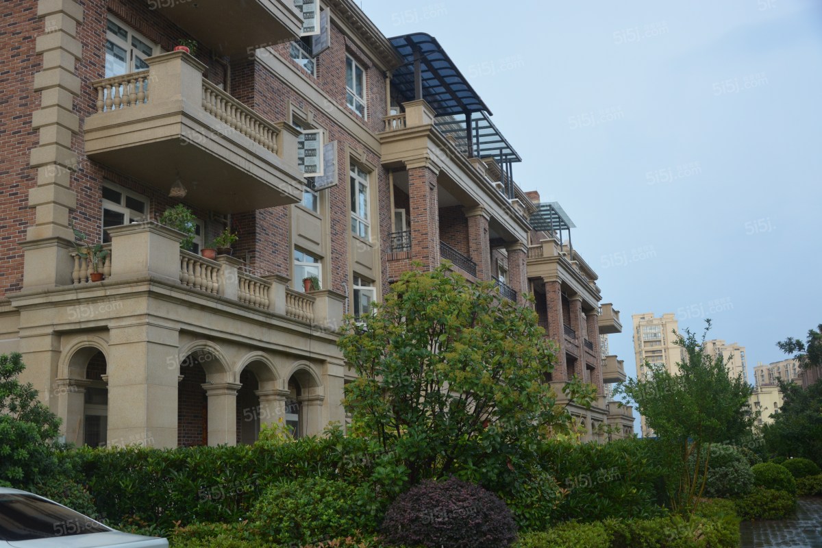 排屋,户型方正,带花园,带车位,环境好