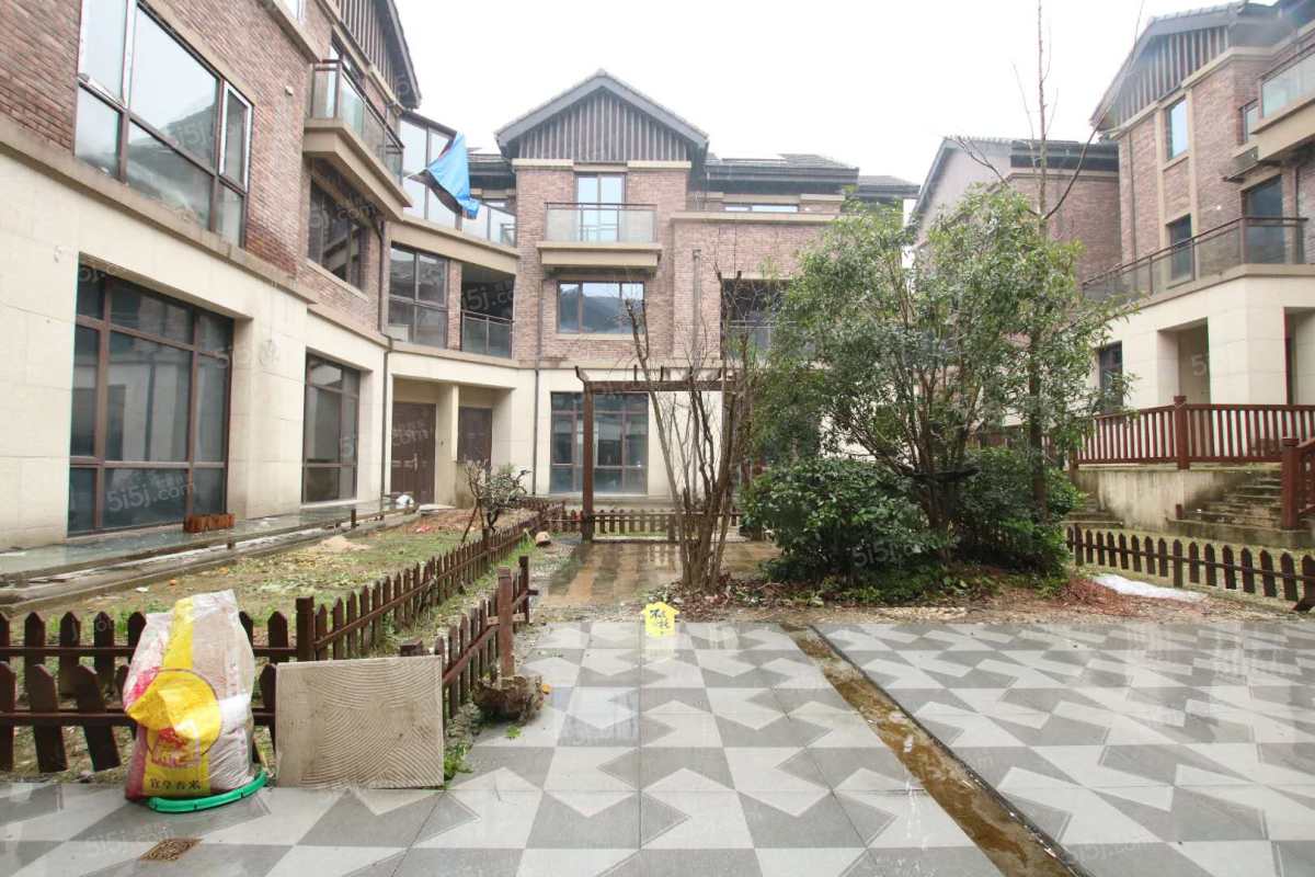 保亿围庐 排屋,带大花园,双车库 位置安静