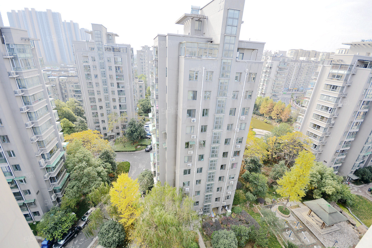 北秀蓝湾 新上大三房,带跃层,大露台,小区中间位置看房方便