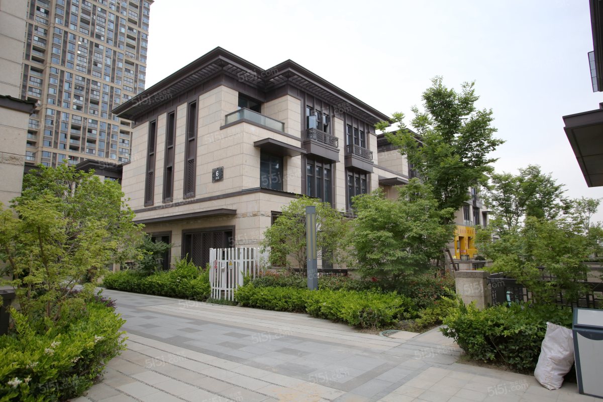 北辰奥园 联排四房两厅两卫 带地下室两层 双车位南部紧凑户型